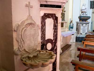 ...la cui arma � anche impressa su un�acquasantiera